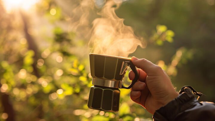 Les gadgets indispensables pour un café parfait en plein air : du camping à la cafetière
