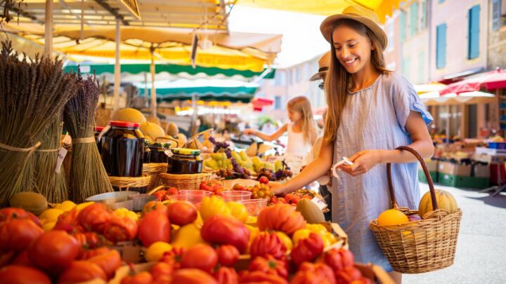 Culture, marchés provençaux et baignade : le programme idéal pour vos vacances en camping à Fréjus
